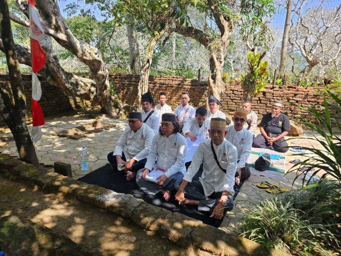 FOTO: Lembaga Trah Gowa Tallo Sanrobone saat melakukan ziarah dan melakukan kegiatan adat dan budaya.