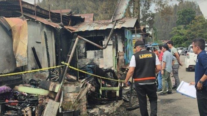 FOTO: Tim Labfor Polda Sumut lakukan olah TKP di rumah Sempurna Pasaribu yang terbakar, Kamis (27/6/2024) lalu. (Properti Tribun Medan/Muhammad Nasrul)