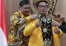Pasangkan ‘Raja Jalan Tol” dengan Kaesang, Kode Keras Airlangga RK Maju di Pilgub Jabar FOTO: Ketua Umum Partai Golkar Airlangga Hartanto (kiri) mengenakan Jas Partai Golkar kepada Ridwan Kamil menerima jas kuning dan KTA Golkar di Kantor DPP Partai Golkar, Jakarta, Rabu (18/1/2023). (RENO ESNIR)