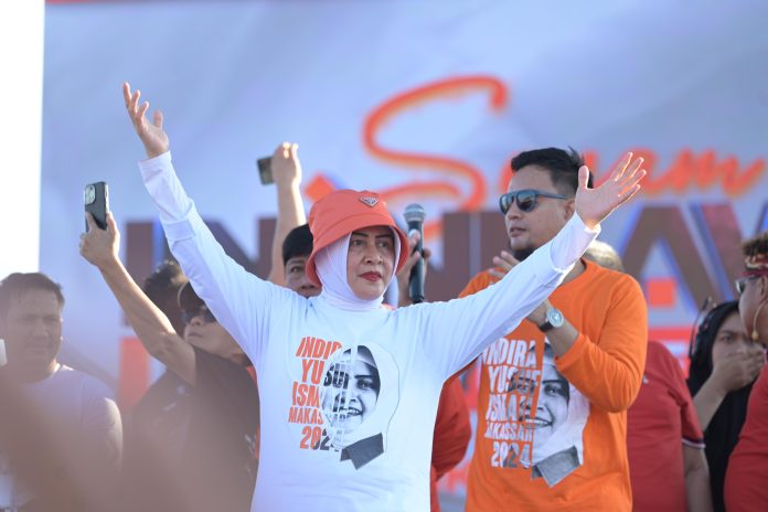 FOTO: Bakal calon wali kota Makassar Indira Yusuf Ismail tampilkan kekuatannya dengan menggelar kegiatan senam Ininnawa di kawasan Monumen MNEK, Minggu (14/7/2024).