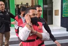 Tidak Tempati Rumdis, Negara Rugi Rp 4.9 milyar, Kejaksaan Jebloskan Ketua dan Wakil Ketua DPRD Bantaeng ke Tahanan FOTO: Salah satu pimpinan DPRD Bantaeng saat dijebloskan ke Rumah Tahanan Negara.
