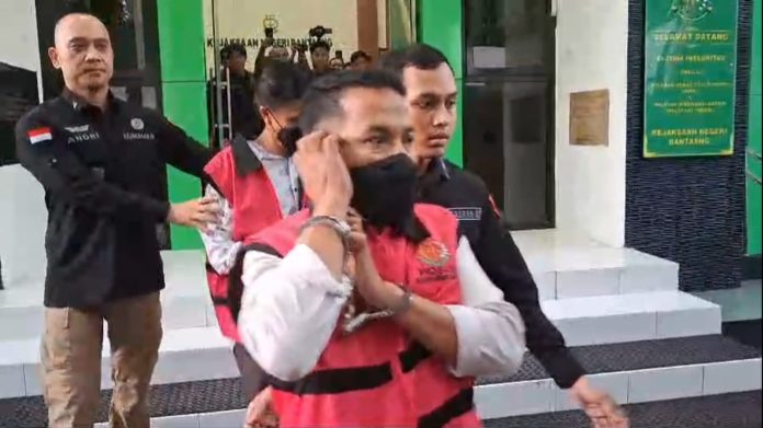 FOTO: Salah satu pimpinan DPRD Bantaeng saat dijebloskan ke Rumah Tahanan Negara.