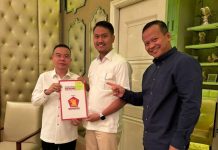 Terima Rekomendasi, Beredar flyer Andi Seto – Indira, Diusung Gerindra, PPP dan PKB FOTO: Andi Seto Asapa saat menerima rekomendasi dari Wakil Ketua Umum DPP Partai Gerindra Sufmi Dasco Ahmad.