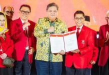 Airlangga Menguat Jelang Munas Partai Golkar, Kembali Mendapatkan Dukungan dari SOKSI FOTO: Ketua Umum DPP Partai Golkar Airlangga Hartarto saat menerima dukungan dari Ketua Umum Depinas Soksi Ahmadi Noor Supit di acara Deklarasi Depinas Soksi Mendukung Airlangga Hartarto sebagai Ketua Umum Partai Golkar 2024-2029 di Ballroom Hotel JS Luwansa, Kuningan, Jakarta, Selasa (16/7)