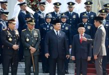 Presiden Jokowi dan Prabowo Hadiri Pelantikan 906 Praspa dari Matra TNI dan Kepolisian FOTO: Presiden Jokowi bersama Menteri Pertahanan Prabowo Subianto usai menghadiri Upacara Prasetya Perwira (Praspa) Tahun 2024 yang digelar di halaman Istana Merdeka, Jakarta, pada Selasa, 16 Juli 2024. (Dok. Menhan)
