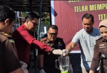 Karutan Barru Hadiri Pemusnahan Barang Bukti di Kejaksaan Negeri Barru FOTO: Kepala Rutan Kelas IIB Barru, Amsar pemusnahan barang bukti berdasarkan putusan pengadilan yang telah mempunyai kekuatan hukum tetap/inkracht.