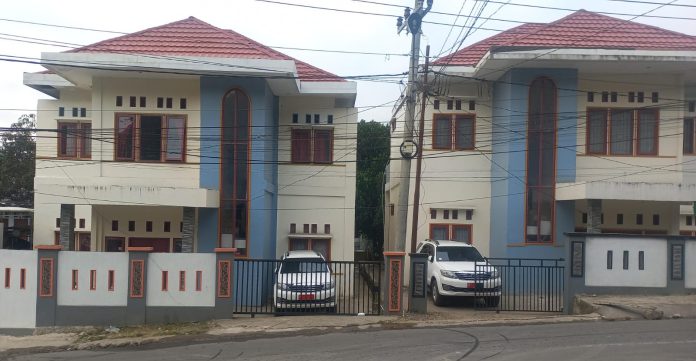 FOTO: Deretan dua rumah jabatan Wakil Ketua DPRD Tana Toraja berlokasi di Jalan Rukka Andilolo, Kampung Baru Kelurahan Bombongan kecamatan Makale