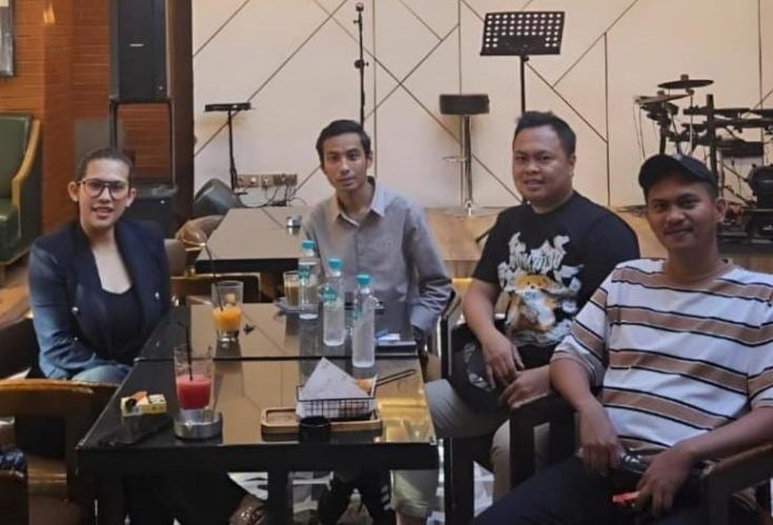 FOTO: Calon Ketua Umum HIPMI Sulsel Irma Trisnawati melakukan silaturahmi bersama ketua BPC HIPMI, di salah satu cafe ternama di jalan Hertasning Makassar, Jumat (19/07/2024).