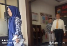 Oknum Perangkat Desa Kedunglengkong Diperiksa Satreskrim Polres Mojokerto Salah Satu Perangkat Desa Kedunglengkong Bersama Pendamping Hukumnya saat Keluar Ruangan Satreskrim Polres Mojokerto