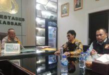 Kapolrestabes Makassar Terima Pengurus FKPM Manggala FOTO: Kapolrestabes Makassar Kombes Pol Dr.H. Mohammad Ngajib, S.Ik, MH Pengurus FKPM Kecamatan Manggala didampingi Penasehat FKPM Andi Pasamangi Wawo dan Kapolsek Kecamatan Manggala Makassar Kompol H. Syamsuardi, S.Sos, MH di ruang kerjanya, Selasa siang (23/7)