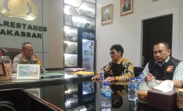 FOTO: Kapolrestabes Makassar Kombes Pol Dr.H. Mohammad Ngajib, S.Ik, MH Pengurus FKPM Kecamatan Manggala didampingi Penasehat FKPM Andi Pasamangi Wawo dan Kapolsek Kecamatan Manggala Makassar Kompol H. Syamsuardi, S.Sos, MH di ruang kerjanya, Selasa siang (23/7)