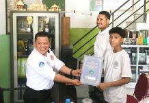 Adami Seto, Tebus Ijazah Warga Ballaparang di Makassar FOTO: Bakal calon Wali Kota Makassar Andi Seto Asapa saat menyerahkan Ijazah Mohammad Syawal Ramadhan warga di Ballaparang, Rappocini, Kota Makassar. Rabu (24/7).