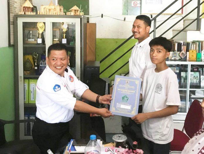 FOTO: Bakal calon Wali Kota Makassar Andi Seto Asapa saat menyerahkan Ijazah Mohammad Syawal Ramadhan warga di Ballaparang, Rappocini, Kota Makassar. Rabu (24/7).