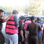 Negara Rugi Rp 9.7 Milyar, Penyidik Tahan Tiga Tersangka Kasus BPNT di Kabupaten Wajo FOTO: Salah satu tersangka dugaan tindak pidana korupsi pada Pelaksanaan Program Bantuan Sosial Bantuan Pangan Non Tunai di Kabupaten Wajo Tahun 2018 hingga 2021 saat digiring penyidik Kejari Wajo. (Property: Kejari Wajo)