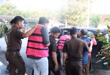 Negara Rugi Rp 9.7 Milyar, Penyidik Tahan Tiga Tersangka Kasus BPNT di Kabupaten Wajo FOTO: Salah satu tersangka dugaan tindak pidana korupsi pada Pelaksanaan Program Bantuan Sosial Bantuan Pangan Non Tunai di Kabupaten Wajo Tahun 2018 hingga 2021 saat digiring penyidik Kejari Wajo. (Property: Kejari Wajo)