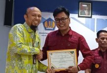 Raih Prestasi Gemilang, Amsar: Hasil Kerja Keras Seluruh Tim di Rutan Barru FOTO: Kiri Kepala Rutan Barru, Amsar saat menerima penghargaan dari Kepala KPPN Parepare, Ferryal Resque. (Property: Rutan Barru)