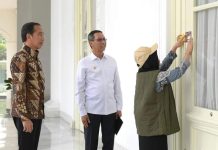 Pilkada Serentak 2024, Presiden dan Ibu Negara di TPS 06 Kelurahan Gambir Jakarta FOTO: Presiden RI Joko Widodo (Jokowi) usai mengikuti proses pencocokan dan penelitian (coklit) data pemilih dalam rangka pemilihan kepala daerah (Pilkada) serentak 2024. (Foto: Kris - Biro Pers Sekretariat Presiden)