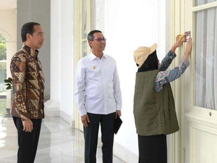 FOTO: Presiden RI Joko Widodo (Jokowi) usai mengikuti proses pencocokan dan penelitian (coklit) data pemilih dalam rangka pemilihan kepala daerah (Pilkada) serentak 2024. (Foto: Kris - Biro Pers Sekretariat Presiden)