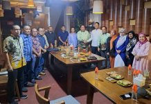 Silaturahmi dengan KKLR Sulsel, Seto: Saya Mau Jadikan Makassar Lebih Maju FOTO: Bakal Calon Walikota Kota Makassar Andi Seto Asapa bersilaturahmi dengan Pengurus Kerukunan Keluarga Luwu Raya (KKLR) Provinsi Sulawesi Selatan di Kedai Bau Mangga, Jalan Bau Mangga Makassar, Jumat (26/07/2024) petang.