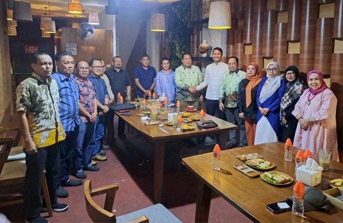 FOTO: Bakal Calon Walikota Kota Makassar Andi Seto Asapa bersilaturahmi dengan Pengurus Kerukunan Keluarga Luwu Raya (KKLR) Provinsi Sulawesi Selatan di Kedai Bau Mangga, Jalan Bau Mangga Makassar, Jumat (26/07/2024) petang.