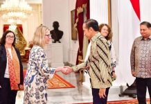 World Bank Apresiasi Pertumbuhan Ekonomi Indonesia FOTO: Presiden Jokowi didampingi Menko Perekonomian Airlangga Hartarto saat menerima delegasi World Bank di Istana Merdeka Jakarta. Kamis, 25 Juli 2024. (Foto: Vico - Biro Pers Sekretariat Presiden)