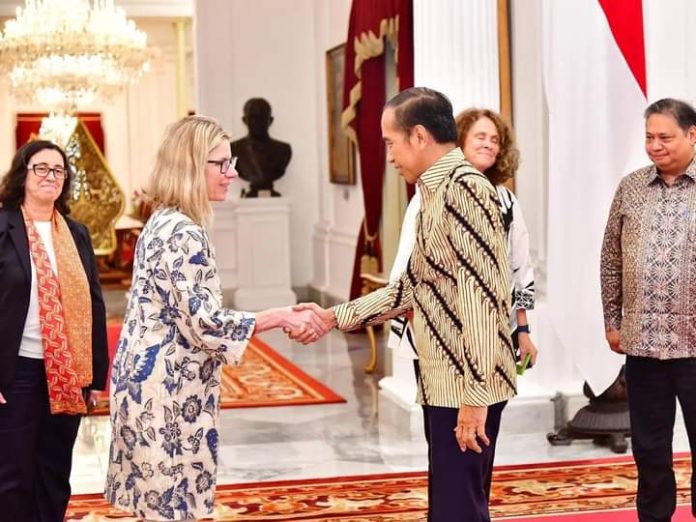 FOTO: Presiden Jokowi didampingi Menko Perekonomian Airlangga Hartarto saat menerima delegasi World Bank di Istana Merdeka Jakarta. Kamis, 25 Juli 2024. (Foto: Vico - Biro Pers Sekretariat Presiden)