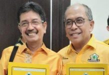 Pantas Tinggi Elektabilitas ASS, Ternyata Tak Mengikutkan Jagoan Partai Golkar dalam Survei FOTO: Ilham Arief Sirajuddin atau IAS memperlihatkan surat perintah penugasan sebagai bakal calon Gubernur Sulsel 2024 di Kantor DPP Golkar, Slipi, Jakarta, Selasa (21/11/2023) malam. (Via Tribun timur)