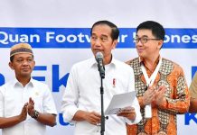 Siapa Inisial T Bos Judi Online Terbesar di Indonesia? Presiden: Tanya Benny FOTO: Presiden Joko Widodo saat berkunjung Kawasan Industri Terpadu Batang, Jawa Tengah, Jumat (26/7). melepas ekspor perdana 16 ribu pasang sepatu merk Hoka ke Amerika Serikat. (Foto: Vico - Biro Pers Sekretariat Presiden)