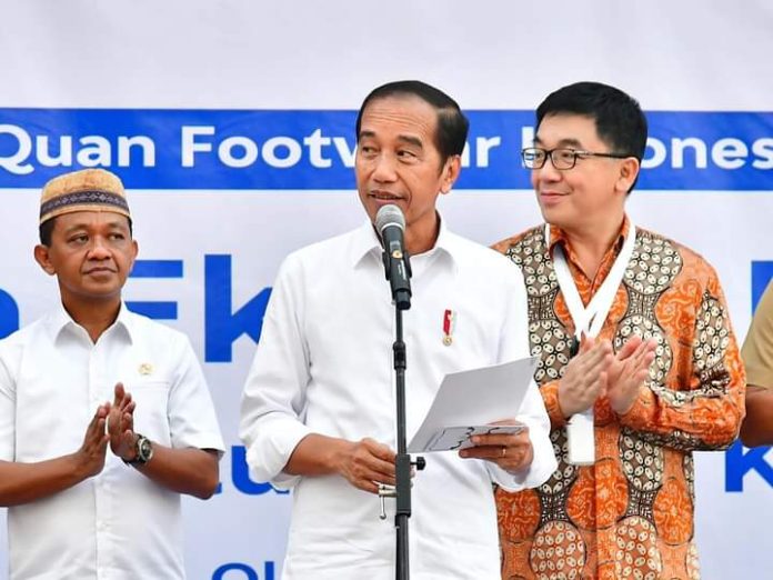 FOTO: Presiden Joko Widodo saat berkunjung Kawasan Industri Terpadu Batang, Jawa Tengah, Jumat (26/7). melepas ekspor perdana 16 ribu pasang sepatu merk Hoka ke Amerika Serikat. (Foto: Vico - Biro Pers Sekretariat Presiden)