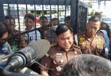 Di Pledoi Annar Ngaku Jaksa Peras Rp 5 miliar, Kasipenkum Kejati Sulsel: Bawa Buktinya Kesini!!. FOTO: Kepala Seksi Penerangan Hukum (Kasipenkum) Kejati Sulsel, Soetarmi DM, SH, MH saat menerima pengunjuk rasa di pelantaran Kantor Kejaksaan Tinggi, Jalan Urip Sumoharjo, Kota Makassar.