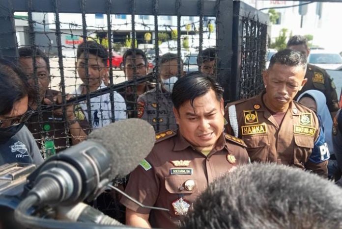 FOTO: Kepala Seksi Penerangan Hukum (Kasipenkum) Kejati Sulsel, Soetarmi DM, SH, MH saat menerima pengunjuk rasa di pelantaran Kantor Kejaksaan Tinggi, Jalan Urip Sumoharjo, Kota Makassar.