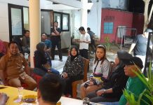 Kepala BPM Ikut Nonton Bareng di Sekretariat FKPM Manggala FOTO: Kepala Bagian Pemberdayaan Masyarakat (BPM) Kota Makassar ikut nonton bareng sepak bola Piala dunia AFF U-19 di Sekretariat FKPM Kecamatan Manggala.