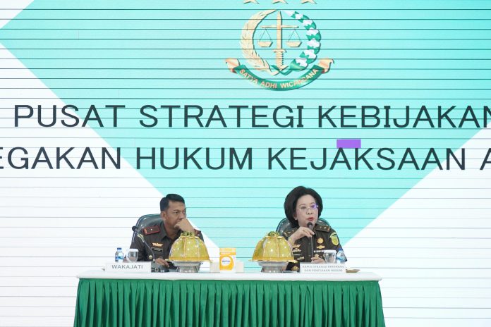 FOTO: Kanan Kepala Pusat Strategi Kebijakan Penegakan Hukum Kejaksaan Agung RI, Dr. Tanti Adriani Manurung, SH., MH. Didampingi Kepala Bidang Strategi Kebijakan Politik Hukum, Pemerintahan, dan Pembangunan Sumber Daya Manusia pada Pusat Strategi Kebijakan Penegakan Hukum Kejaksaan Agung RI, Haryono, S.H., M.H.