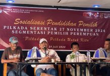 Tingkat Peran Perempuan di Pilkada, PPK Kahu Gelar Sosialisasi Bersama KPU Bone FOTO: Divisi Sosdiklih,Parmas,dan SDM PPK Kecamatan Kahu, Kabupaten Bone menggelar sosialisasi dan pendidikan pemilih di kalangan perempuan di Warkop DK Palattae. Senin (29/7).