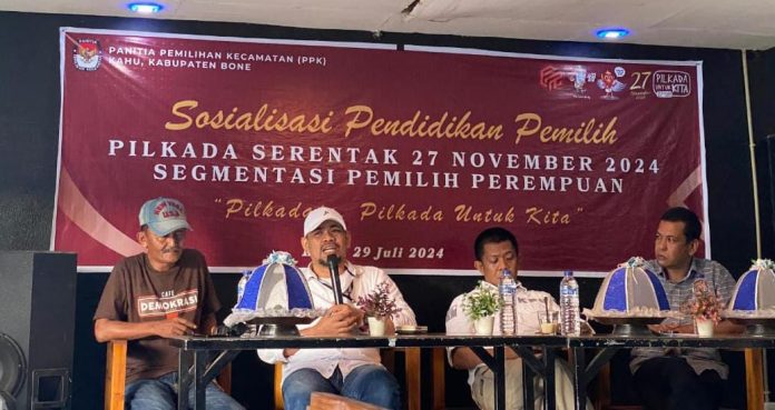 FOTO: Divisi Sosdiklih,Parmas,dan SDM PPK Kecamatan Kahu, Kabupaten Bone menggelar sosialisasi dan pendidikan pemilih di kalangan perempuan di Warkop DK Palattae. Senin (29/7).