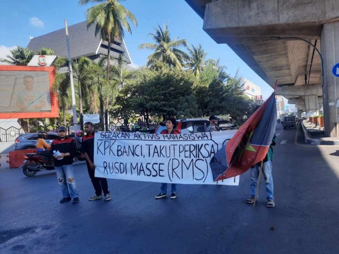 FOTO: Gerakan Aktivis Mahasiswa (GAM) menggelar aksi unjuk rasa (Unras) di kawasan lampu merah Jl. AP Pettarani arah Jalan Letjend Hertasning, Makassar, Sulawesi Selatan. Senin (1/8). (Istimewa)