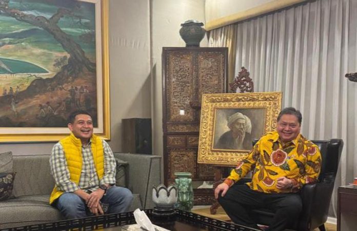 FOTO: Bakal calon wali kota makassar Munafri Arifuddin (APPI) berkunjung ke kediaman Ketua Umum DPP Golkar, Airlangga Hartarto di Jakarta. Selasa (30/7/2024) malam. (Istimewa)