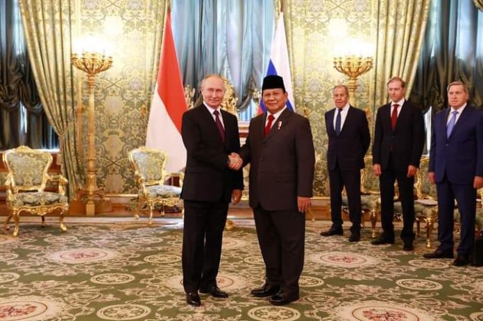 FOTO: Prabowo Subianto saat menemui Presiden Vladimir Vladimirovich Putin di Istana Kremlin, Moskow, Rusia. (Properti via facebook Prabowo Subianto)