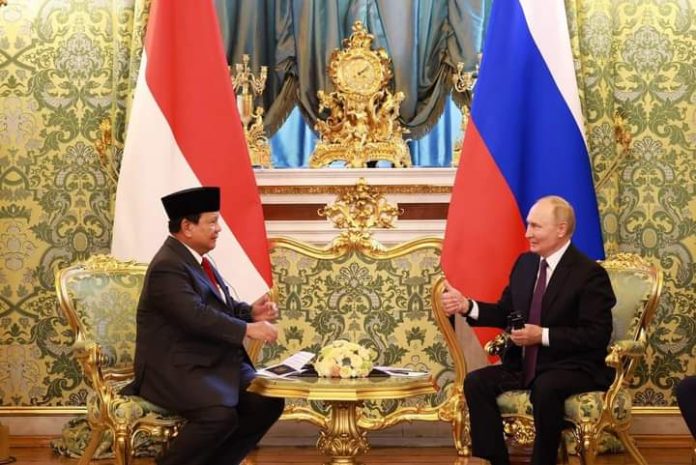 FOTO: Prabowo Subianto saat menemui Presiden Vladimir Vladimirovich Putin di Istana Kremlin, Moskow, Rusia. (Properti via facebook Prabowo Subianto)