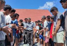 Pindah Tugas dan Purnabakti, Karutan Barru Sampaikan Terimakasih atas Dedikasinya Selama Berdinas FOTO: Warga binaan pemasyarakatan saat melepaskan dua pegawai Rutan Klas IIB Barru