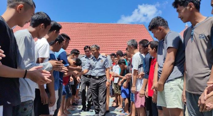 FOTO: Warga binaan pemasyarakatan saat melepaskan dua pegawai Rutan Klas IIB Barru