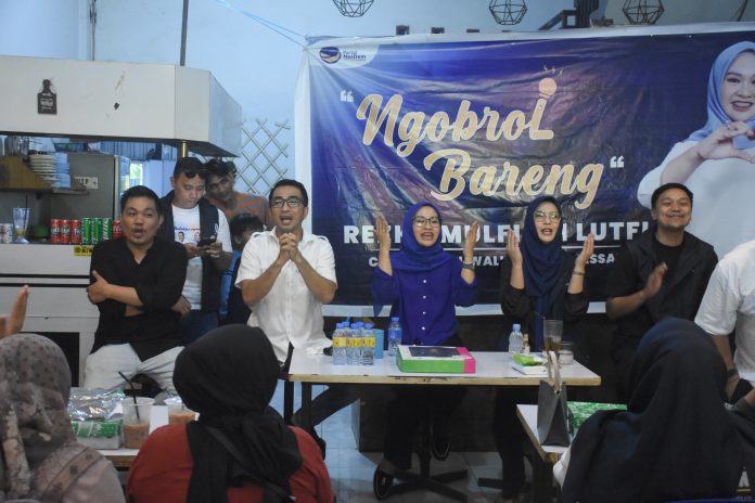 FOTO: Rezki Mulfiati Lutfi (RML) bersama Ketua DPD Partai Nasdem Makassar, Andi Rachmatika Dewi (Cicu) saat menggelar sosialisasi di berlangsung di salah satu Warkop, di Gatot Subroto Makassar. (Istimewa)