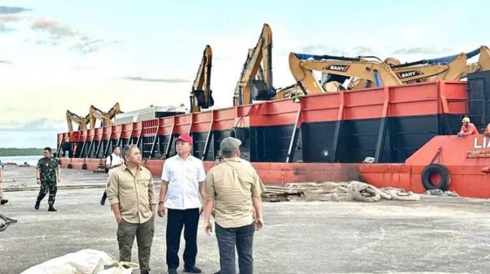 FOTO: Ribuan pesanan excavator Andi Syamsudin Arsyad alias Haji Isam dari China, tiba di Distrik Ilwayab Wanam, Kabupaten Merauke, Provinsi Papua Selatan, Senin 29 Juli 2024. (Istimewa)