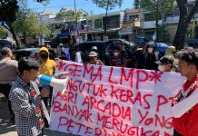 Geruduk Dinas Peternakan Sulsel dan KPPU, Gema LMP Desak Transparansi dengan PT Agri Arcadia FOTO: Sejumlah mahasiswa mendatangi kantor Dinas Peternakan dan Kesehatan Hewan Pemerintah Provinsi Sulawesi Selatan menggelar aksi unjuk rasa (Unras). Kamis (1/8).