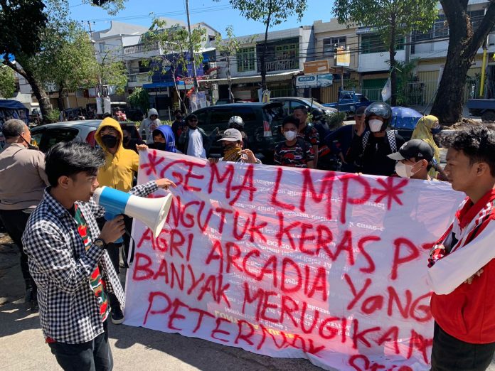 FOTO: Sejumlah mahasiswa mendatangi kantor Dinas Peternakan dan Kesehatan Hewan Pemerintah Provinsi Sulawesi Selatan menggelar aksi unjuk rasa (Unras). Kamis (1/8).