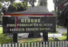 Usai Rumdis DPRD Bantaeng, Kini Kejaksaan ‘Obok obok’ Anggaran Rumah Tangga Pimpinan Dewan di Sidrap FOTO: Papan bicara kantor DPRD Sidrap, Sulawesi Selatan. (Properti via BeritaSatu)