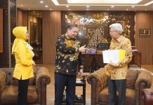 Menghadap Ketum Golkar, Matahati Pulang ke Sumsel Bawa Rekomendasi FOTO: Pasang calon Gubernur dan Wakil gubernur Sumatera Selatan Mawardi Yahya-RA Anita Noeringhati (Matahati) saat menerima rekomendasi dari Ketua Umum Partai Golkar, Airlangga Hartarto. (Dok. Partai Golkar)