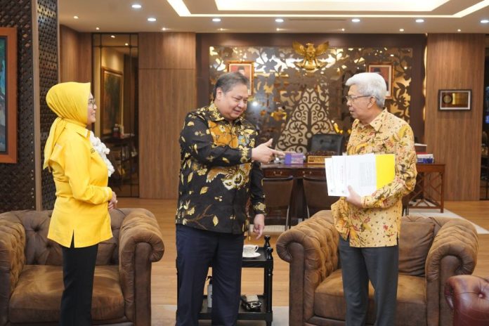 FOTO: Pasang calon Gubernur dan Wakil gubernur Sumatera Selatan Mawardi Yahya-RA Anita Noeringhati (Matahati) saat menerima rekomendasi dari Ketua Umum Partai Golkar, Airlangga Hartarto. (Dok. Partai Golkar)