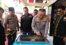 Kapolrestabes Makassar Resmikan Gedung Sekretariat FKPM Sektor Manggala FOTO: Kapolrestabes Makassar Kombes Pol DR Mokhamad Ngajib, SIK,.MH saat meresmikan gedung sekretariat FKPM Sektor Manggala. Jumat sore (2/8/2024).