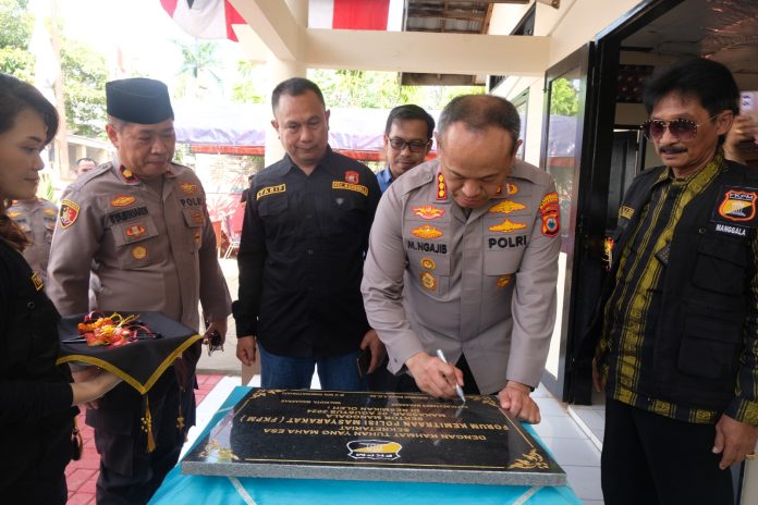 FOTO: Kapolrestabes Makassar Kombes Pol DR Mokhamad Ngajib, SIK,.MH saat meresmikan gedung sekretariat FKPM Sektor Manggala. Jumat sore (2/8/2024).